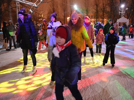Skating rink opened in Moscow Hermitage Garden