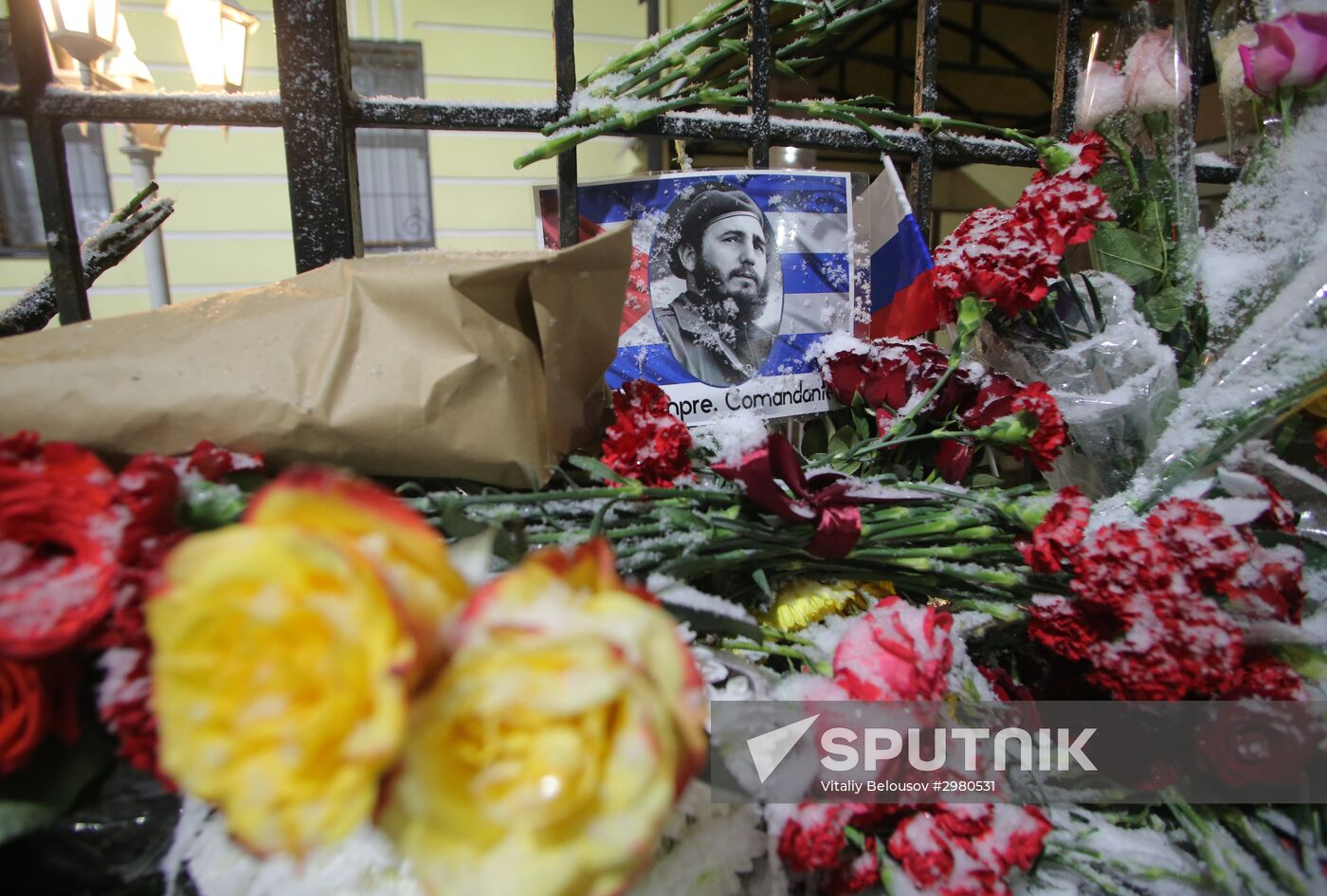 Moscow residents bring flowers to Cuban Embassy in memory of Fidel Castro