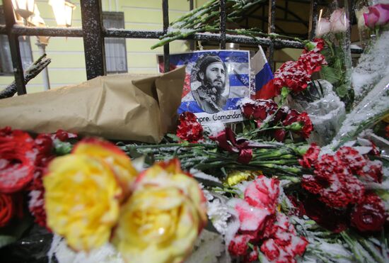 Moscow residents bring flowers to Cuban Embassy in memory of Fidel Castro