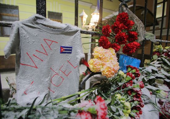 Moscow residents bring flowers to Cuban Embassy in memory of Fidel Castro