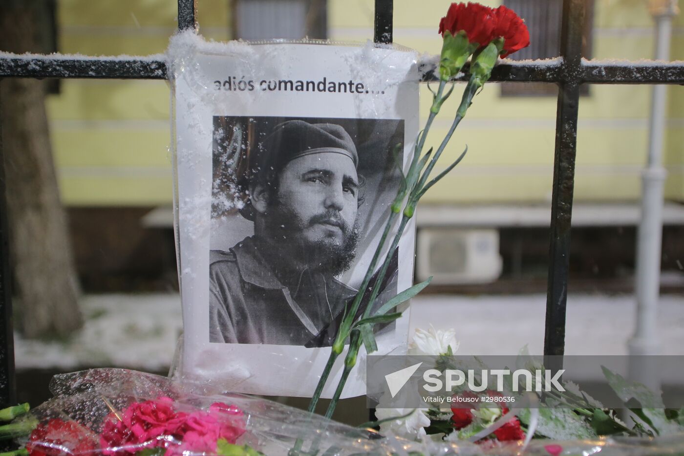 Moscow residents bring flowers to Cuban Embassy in memory of Fidel Castro