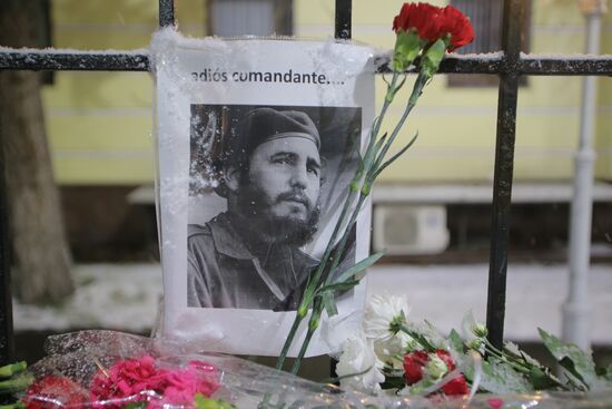 Moscow residents bring flowers to Cuban Embassy in memory of Fidel Castro