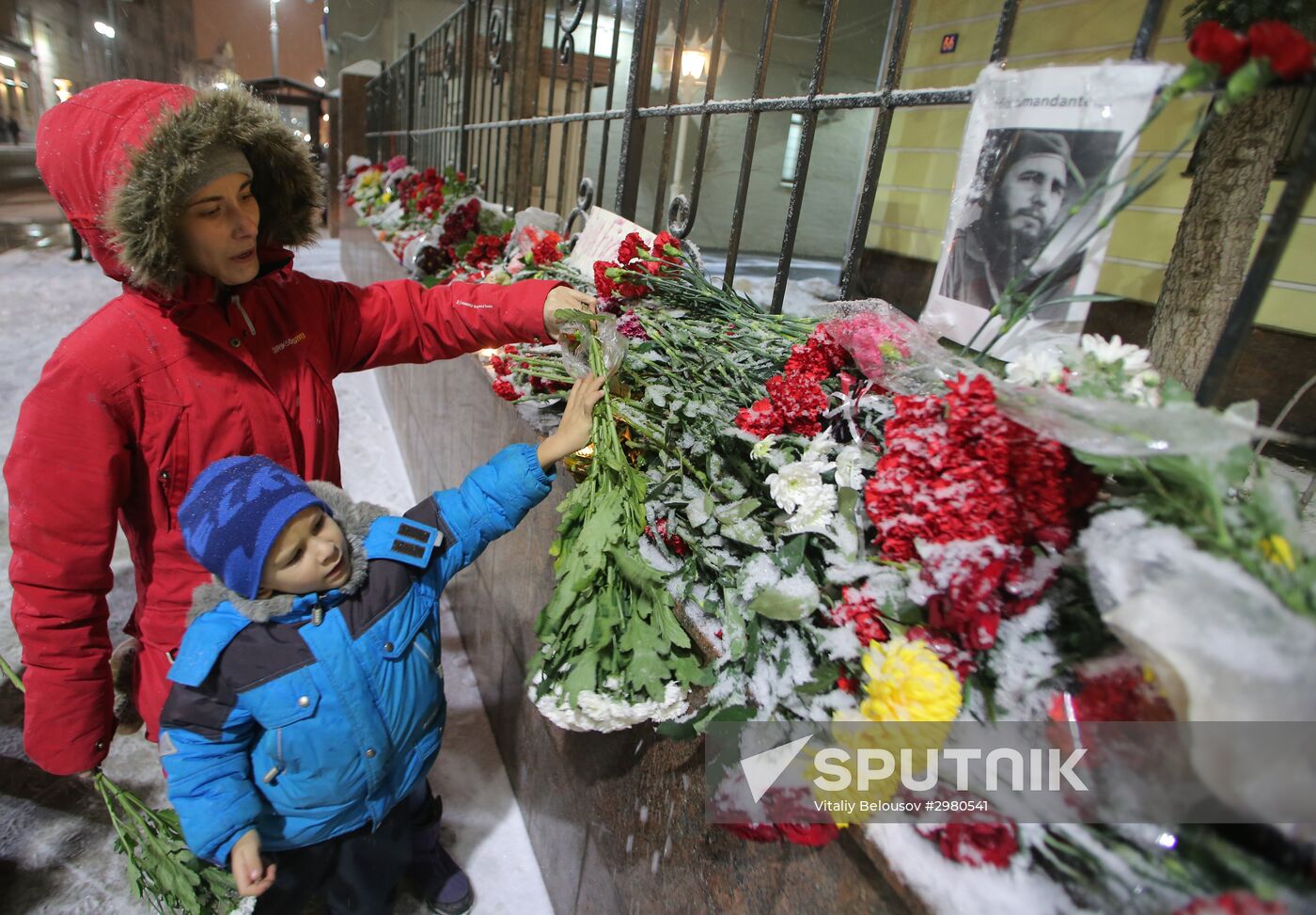 Moscow residents bring flowers to Cuban Embassy in memory of Fidel Castro