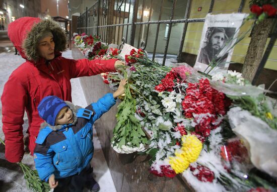Moscow residents bring flowers to Cuban Embassy in memory of Fidel Castro