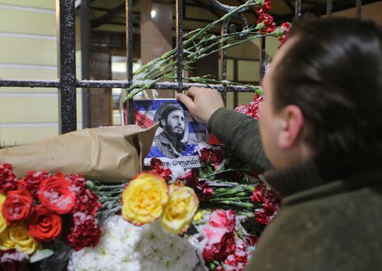 Moscow residents bring flowers to Cuban Embassy in memory of Fidel Castro
