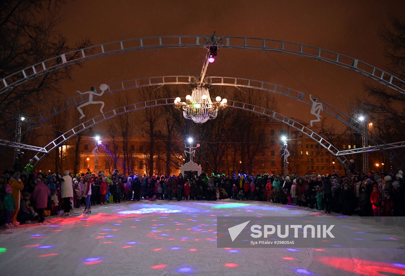 Skating rink opened in Moscow Hermitage Garden