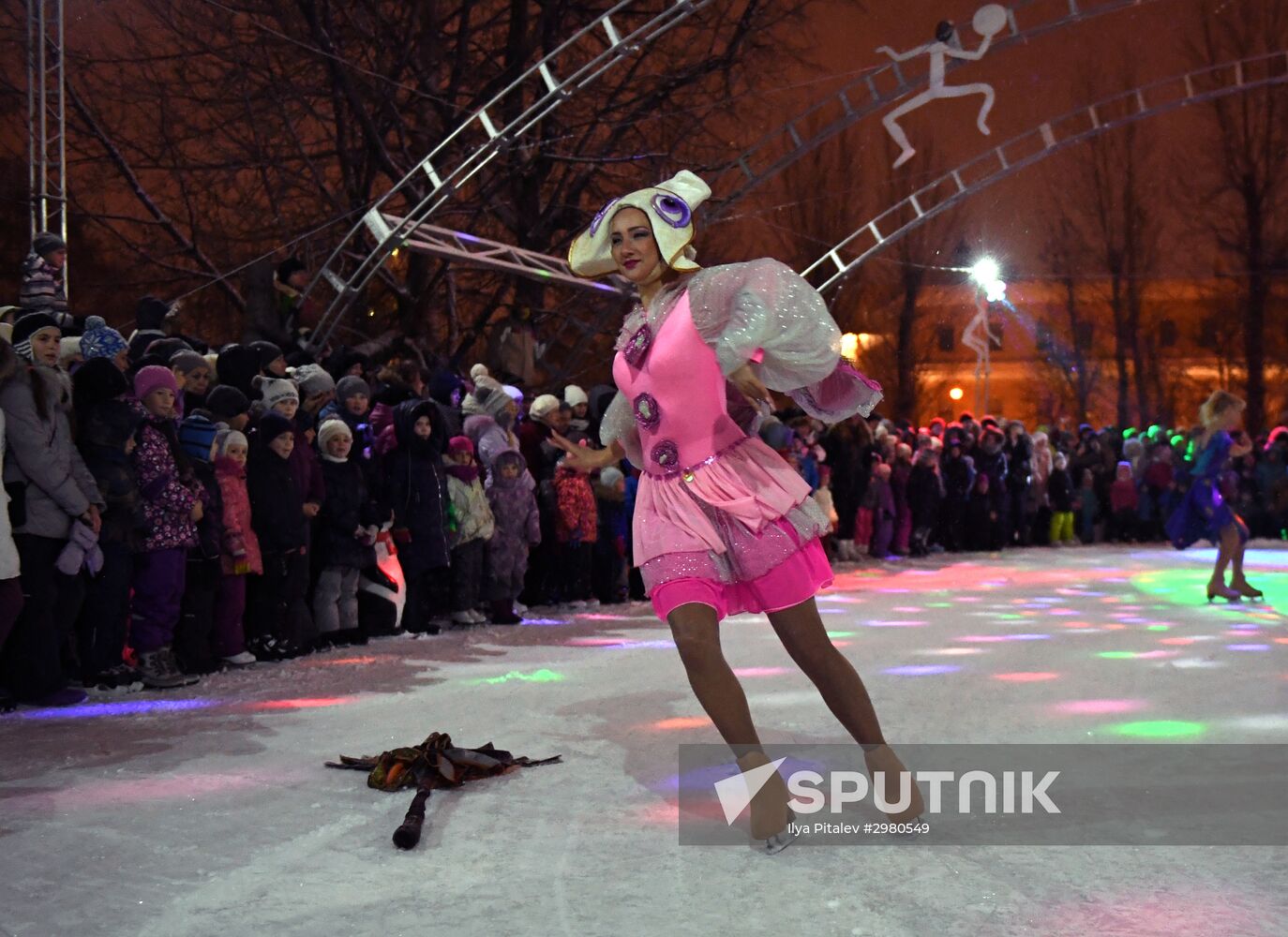 Skating rink opened in Moscow Hermitage Garden