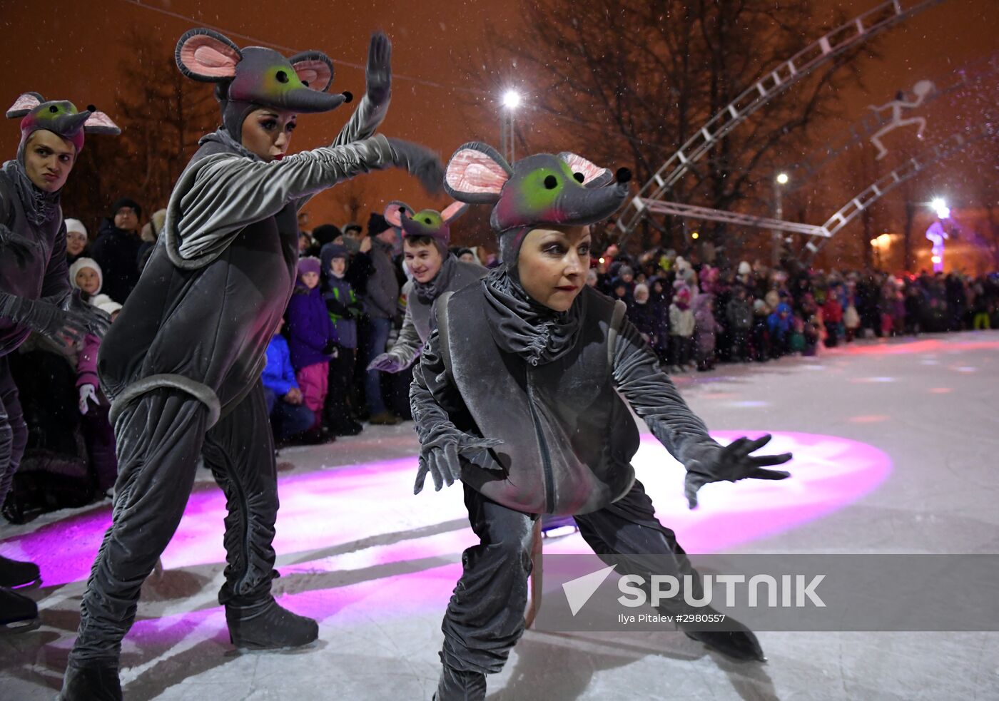 Skating rink opened in Moscow Hermitage Garden