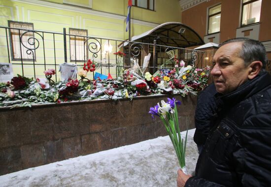 Moscow residents bring flowers to Cuban Embassy in memory of Fidel Castro