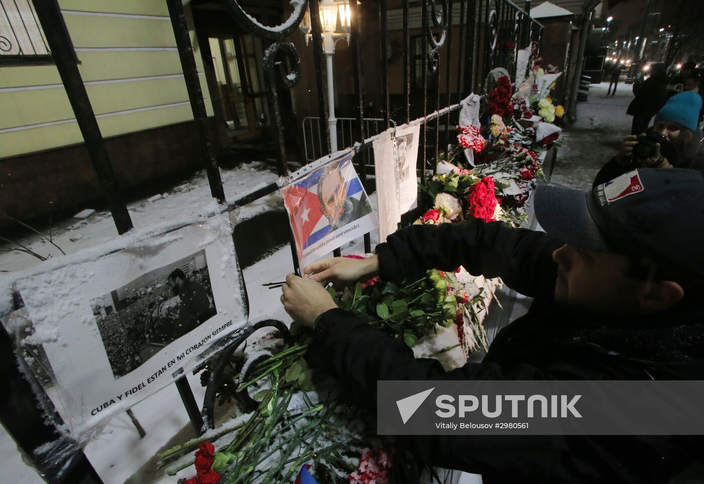 Moscow residents bring flowers to Cuban Embassy in memory of Fidel Castro