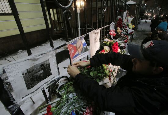 Moscow residents bring flowers to Cuban Embassy in memory of Fidel Castro
