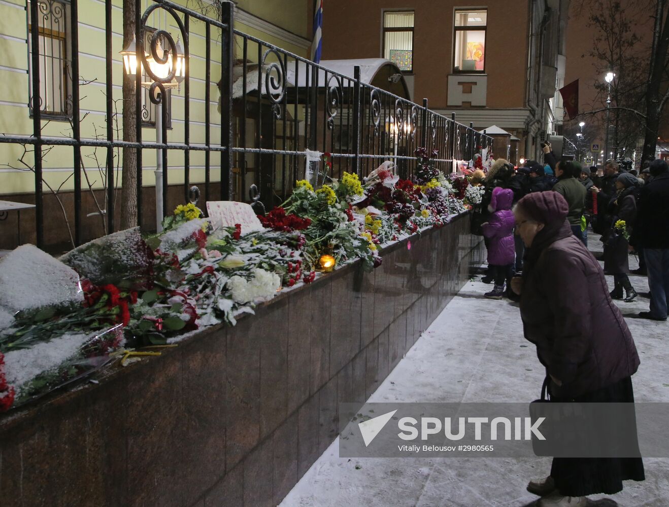 Moscow residents bring flowers to Cuban Embassy in memory of Fidel Castro
