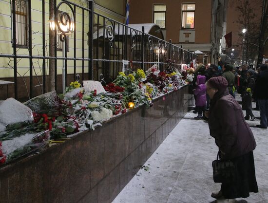 Moscow residents bring flowers to Cuban Embassy in memory of Fidel Castro