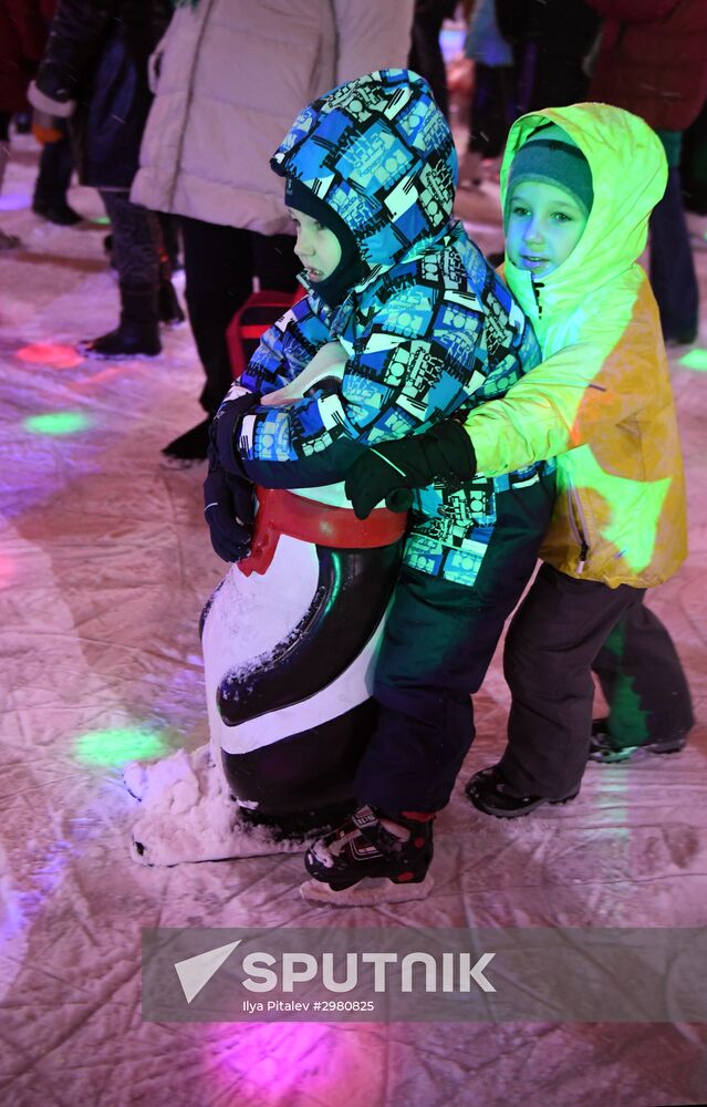 Skating rink opened in Moscow Hermitage Garden