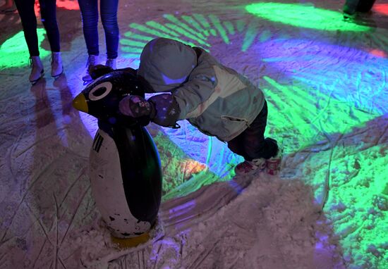 Skating rink opened in Moscow Hermitage Garden