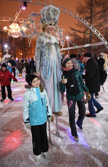 Skating rink opened in Moscow Hermitage Garden