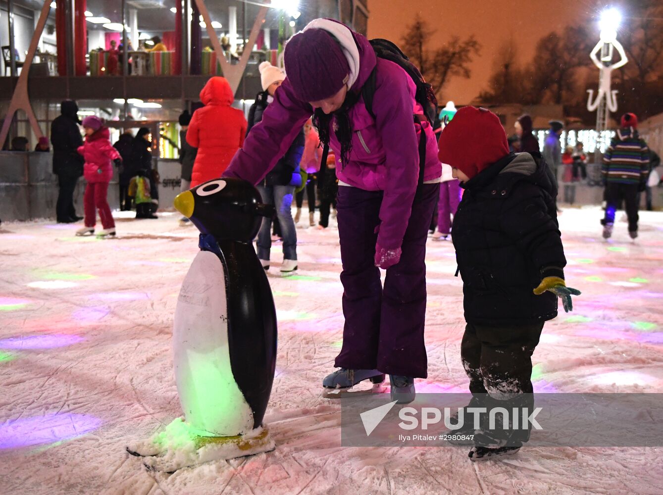 Skating rink opened in Moscow Hermitage Garden