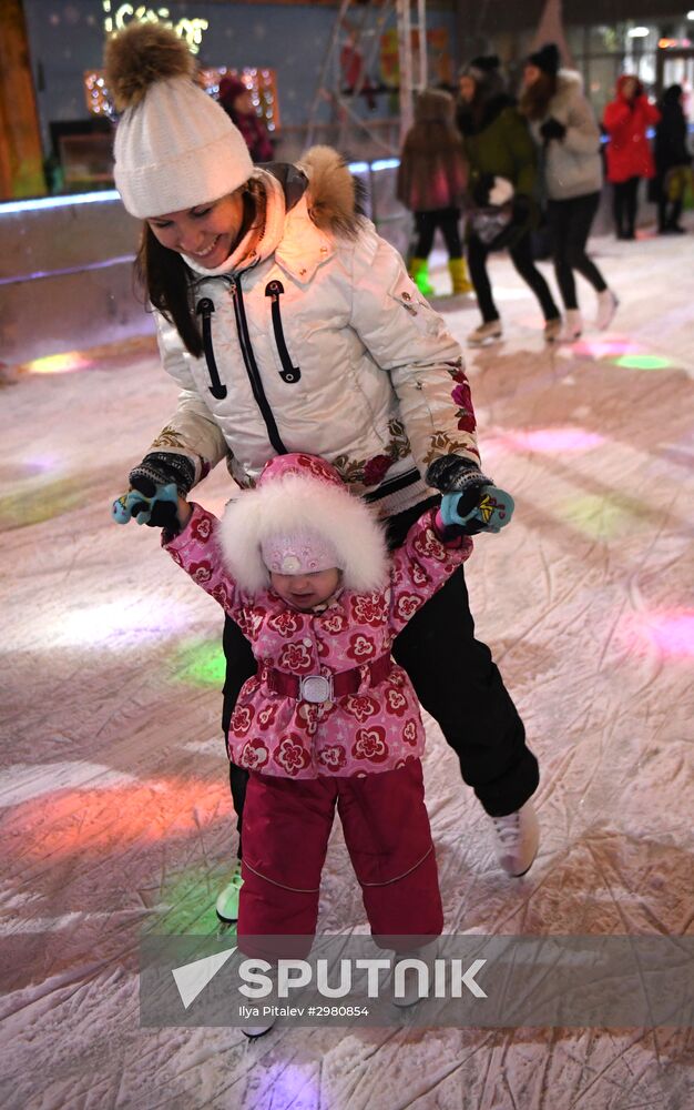 Skating rink opened in Moscow Hermitage Garden