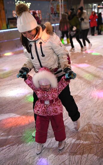 Skating rink opened in Moscow Hermitage Garden