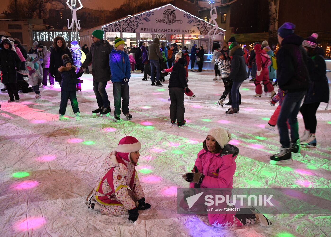 Skating rink opened in Moscow Hermitage Garden