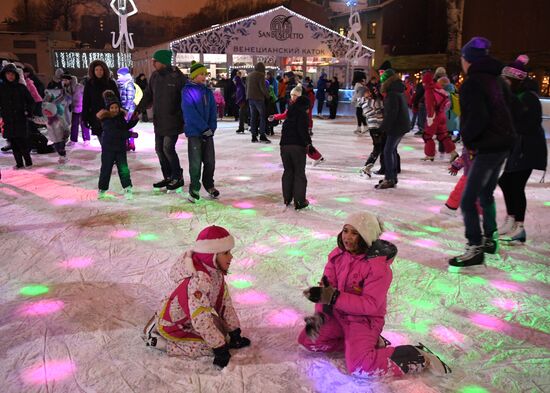 Skating rink opened in Moscow Hermitage Garden