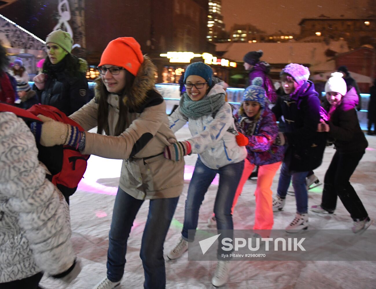 Skating rink opened in Moscow Hermitage Garden