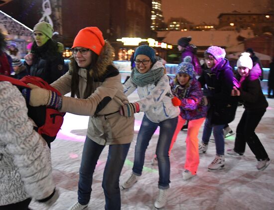 Skating rink opened in Moscow Hermitage Garden