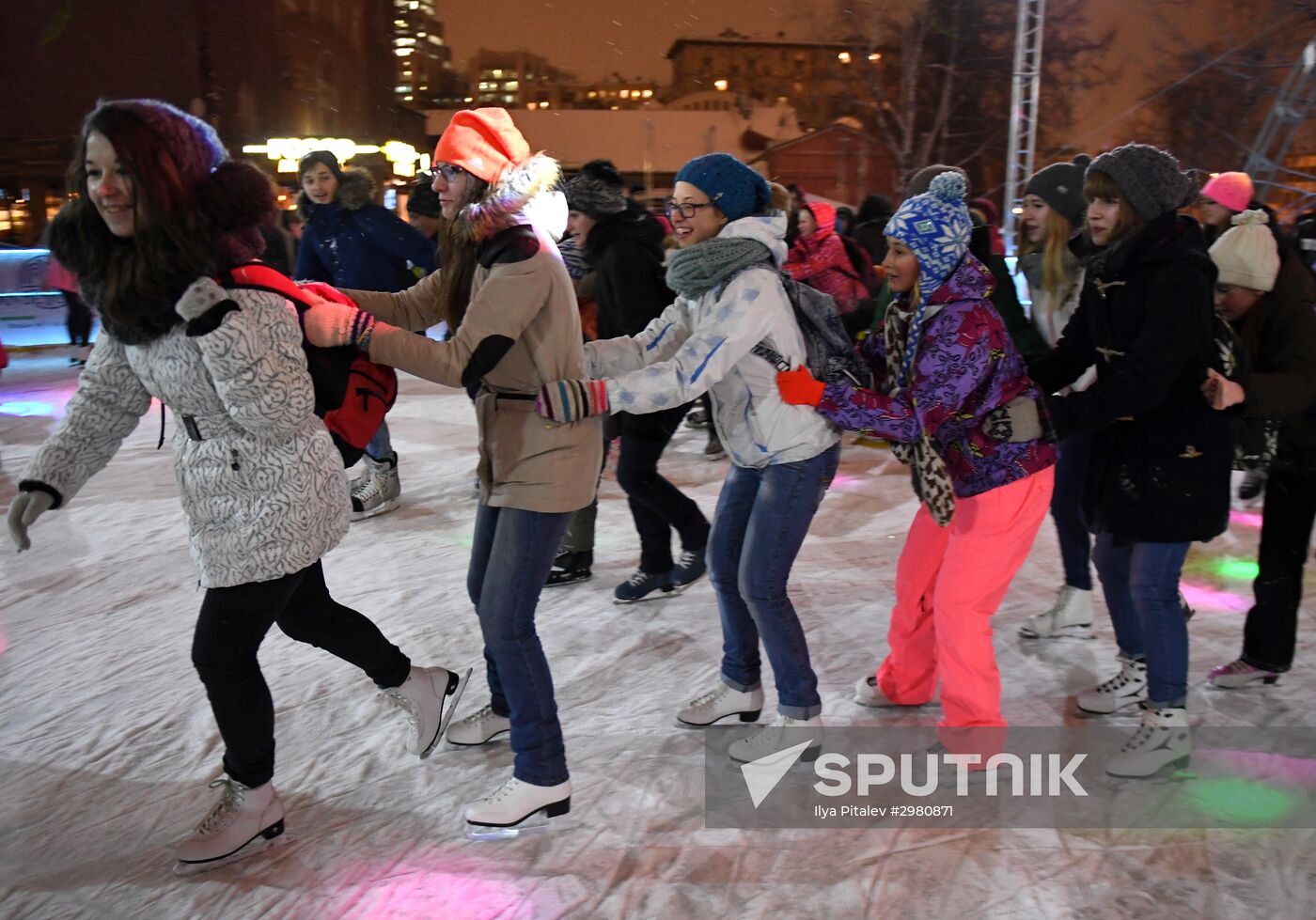Skating rink opened in Moscow Hermitage Garden