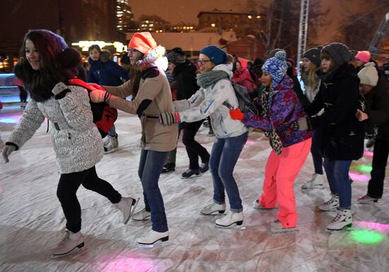 Skating rink opened in Moscow Hermitage Garden
