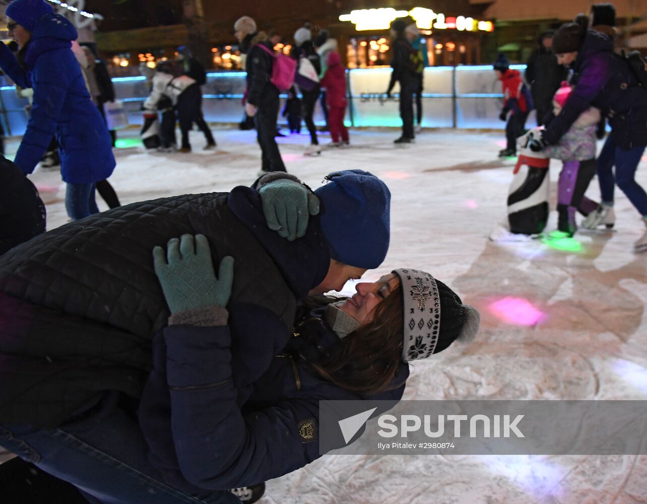 Skating rink opened in Moscow Hermitage Garden