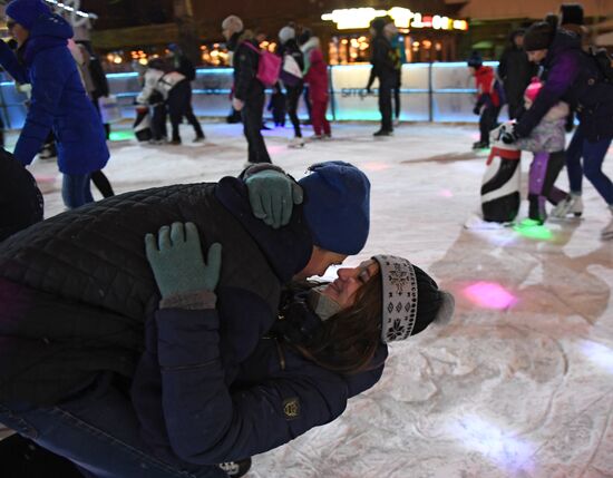 Skating rink opened in Moscow Hermitage Garden