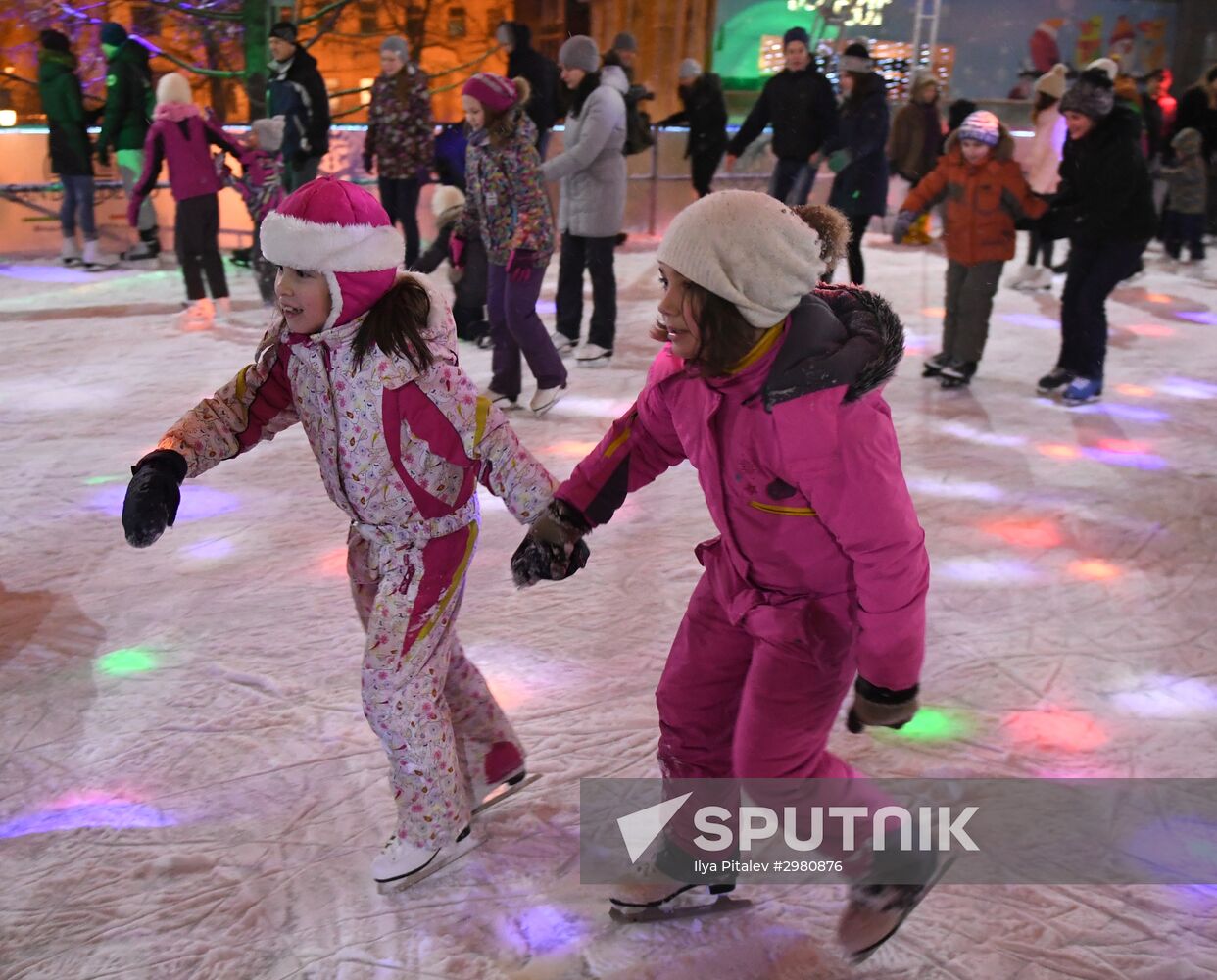 Skating rink opened in Moscow Hermitage Garden