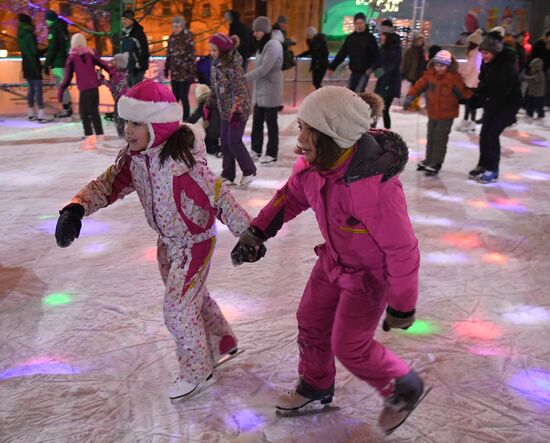 Skating rink opened in Moscow Hermitage Garden
