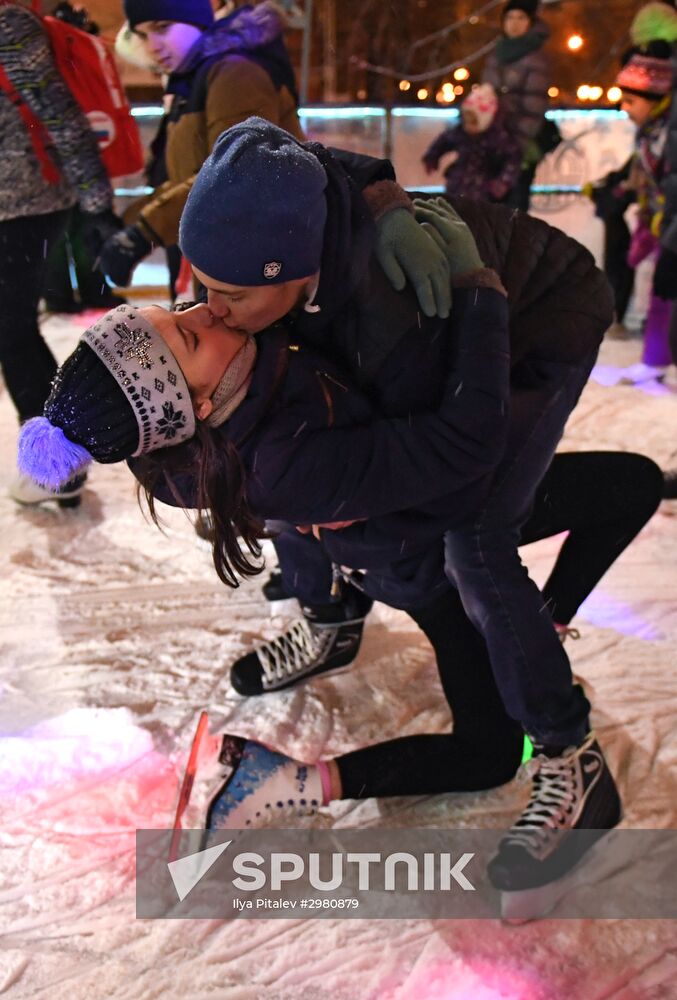 Skating rink opened in Moscow Hermitage Garden