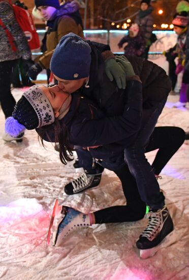 Skating rink opened in Moscow Hermitage Garden