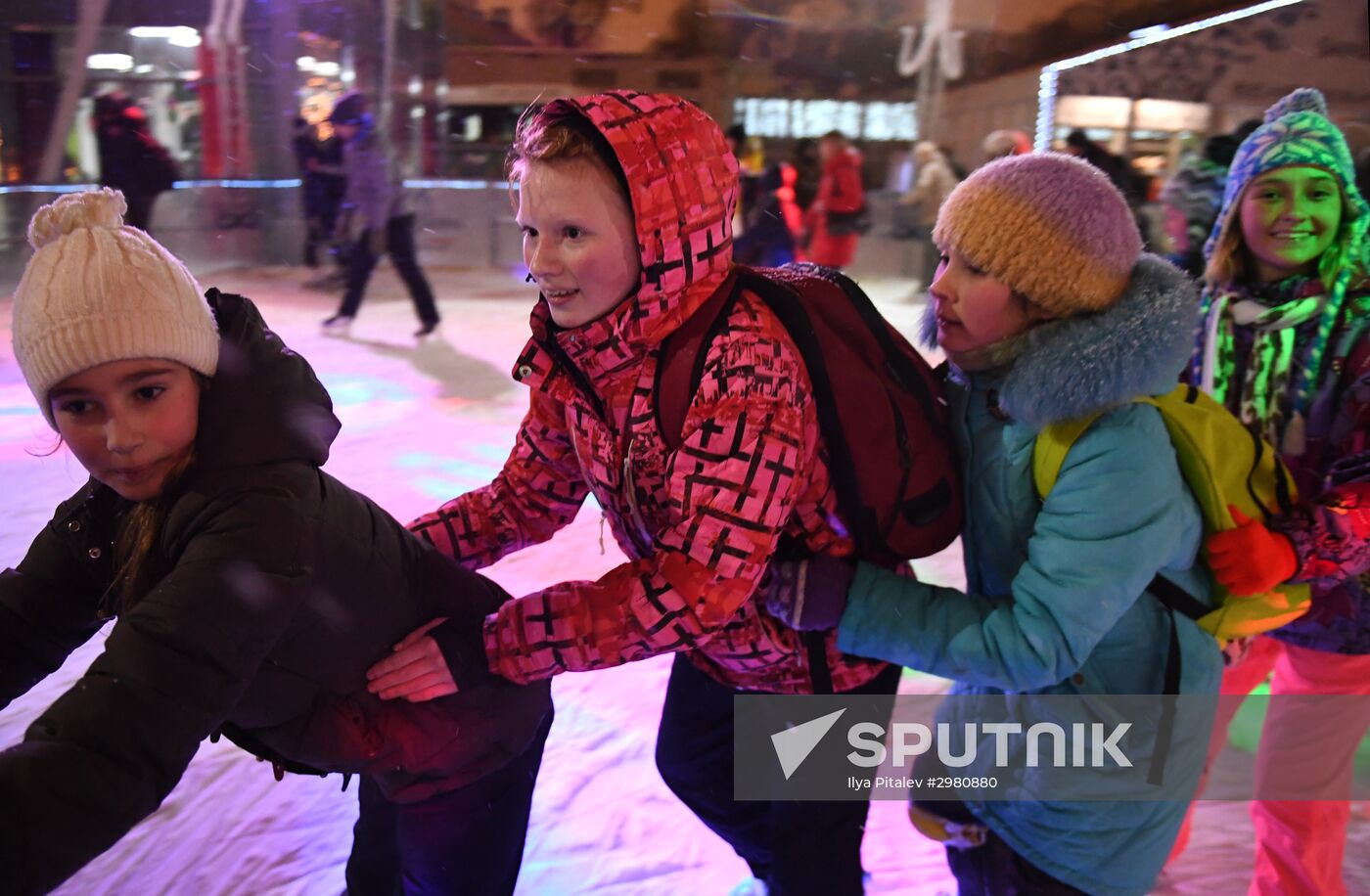 Skating rink opened in Moscow Hermitage Garden