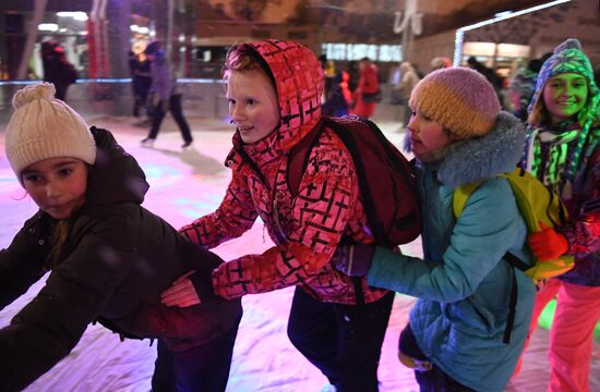 Skating rink opened in Moscow Hermitage Garden