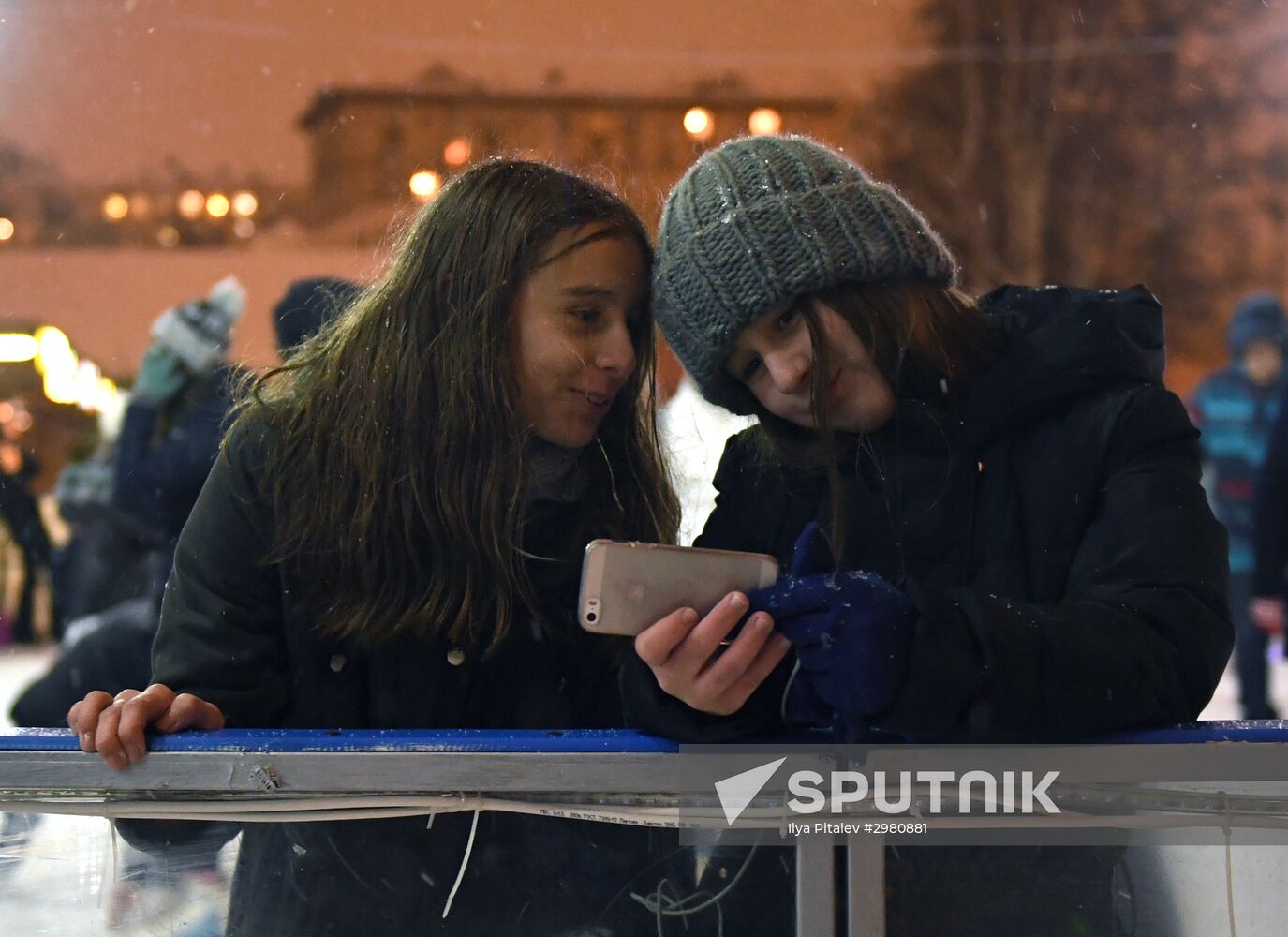 Skating rink opened in Moscow Hermitage Garden