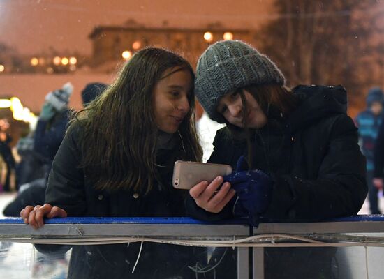 Skating rink opened in Moscow Hermitage Garden