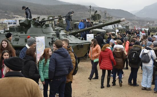 Competitions among members of Yunarmiya (Young Army) civic patriotic movement in Crimea