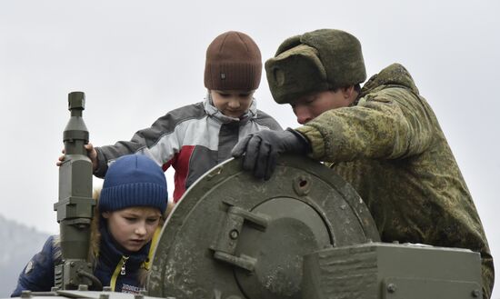 Competitions among members of Yunarmiya (Young Army) civic patriotic movement in Crimea