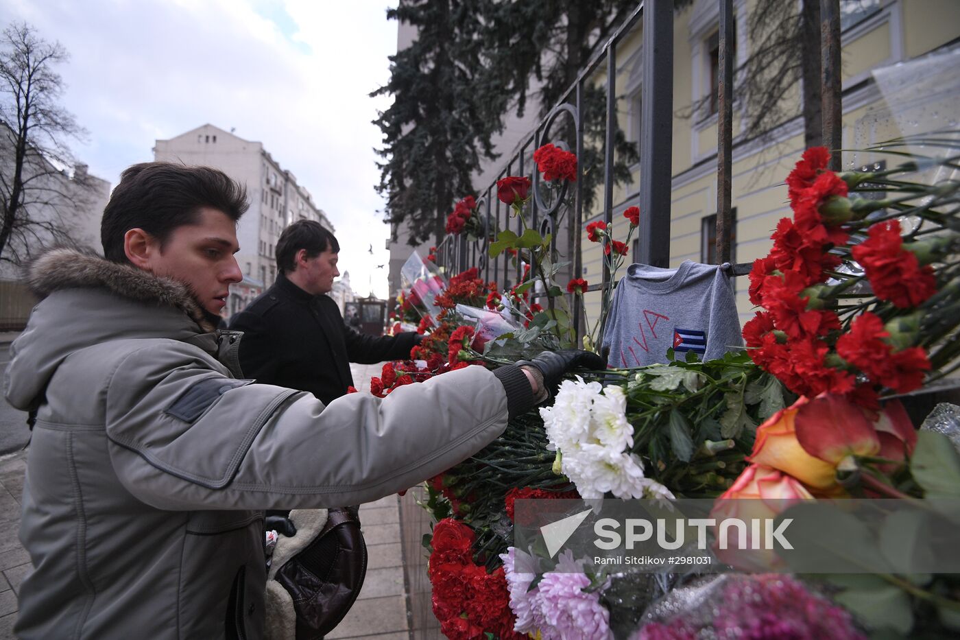 Moscow residents bring flowers to Cuban Embassy in memory of Fidel Castro