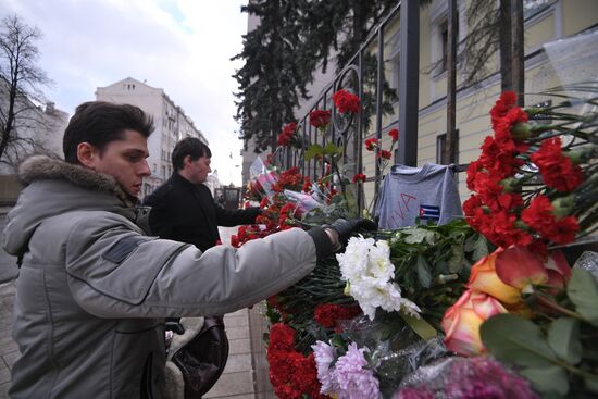 Moscow residents bring flowers to Cuban Embassy in memory of Fidel Castro