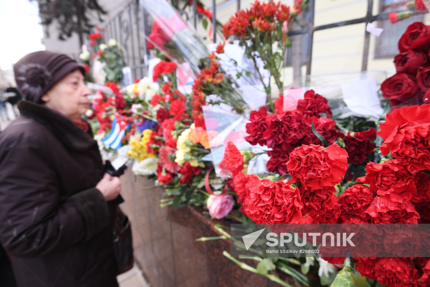 Moscow residents bring flowers to Cuban Embassy in memory of Fidel Castro