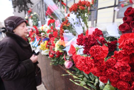 Moscow residents bring flowers to Cuban Embassy in memory of Fidel Castro
