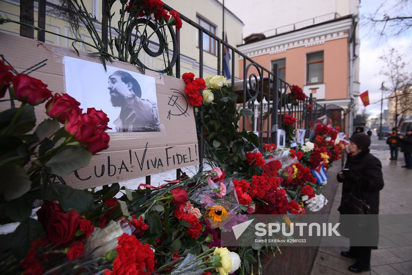 Moscow residents bring flowers to Cuban Embassy in memory of Fidel Castro