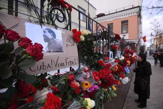 Moscow residents bring flowers to Cuban Embassy in memory of Fidel Castro