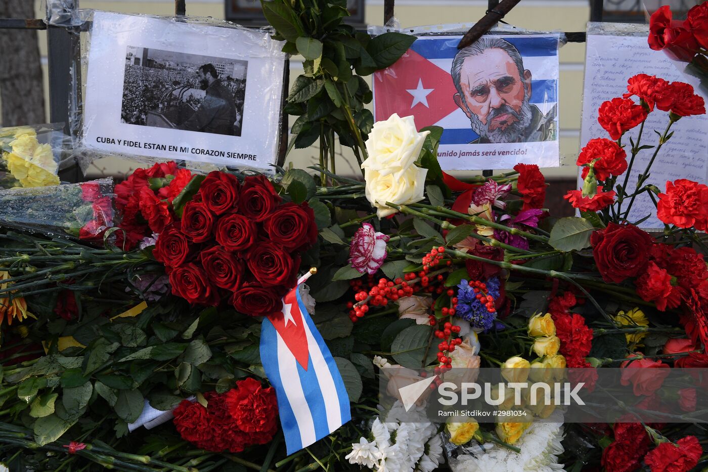 Moscow residents bring flowers to Cuban Embassy in memory of Fidel Castro