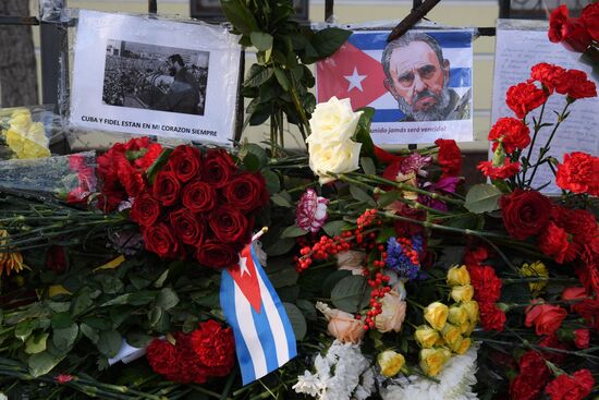 Moscow residents bring flowers to Cuban Embassy in memory of Fidel Castro