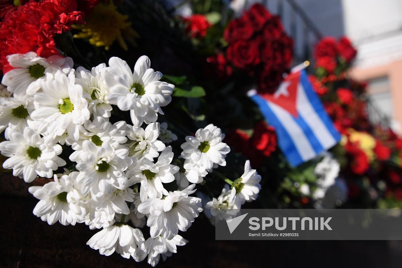 Moscow residents bring flowers to Cuban Embassy in memory of Fidel Castro